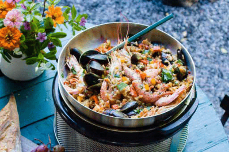 Tafel BBQ COBB paella in de wok