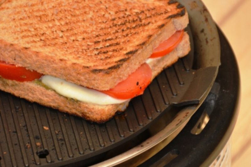 Tosti Caprese gebakken tijdens het kamperen