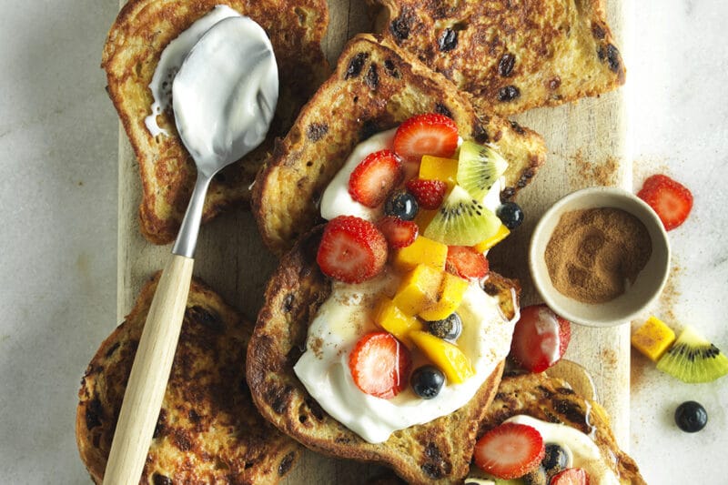 Rozijnbrood wentelteefjes lunch bereid op een camping