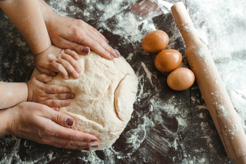 Turks brood gebakken op de pizzasteen op de camping