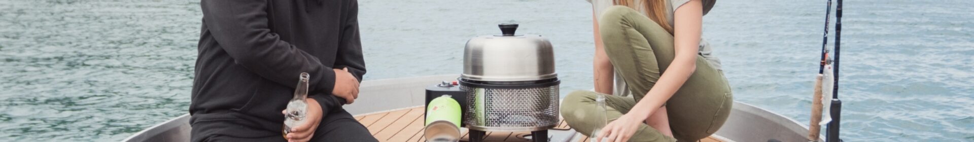 Man en vrouw met BBQ op de boot