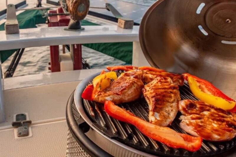 Vlees en groente grillen op de boot