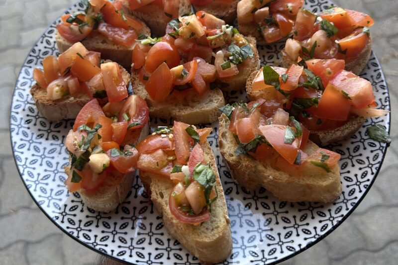 Bruschetta bereid op een camping