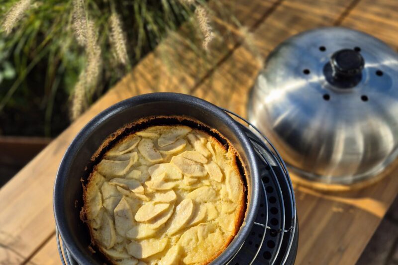 Bolzano Apple cake gebakken tijdens het kamperen