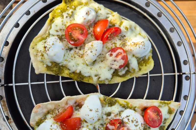 Naan pizza gebakken tijdens het kamperen