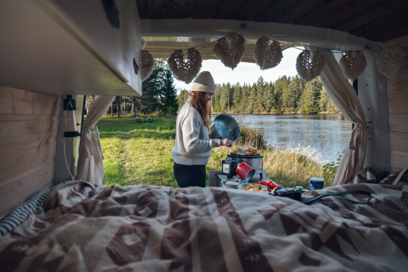 Eten koken tijdens een kampeerreis met de camper