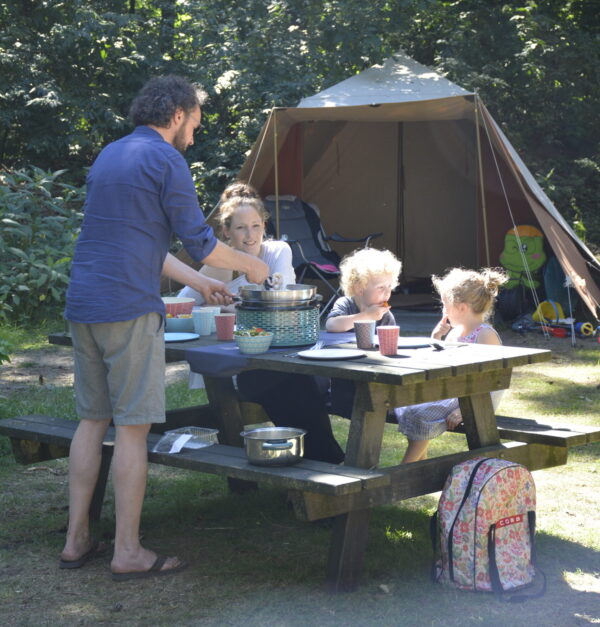 Buiten koken met kinderen tijdens het kamperen