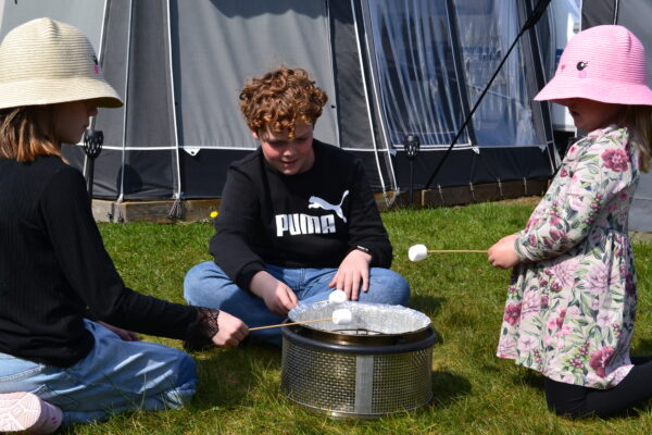 Marshmallows op de bbq tijdens het kamperen met kinderen