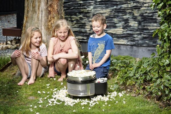 Popcorn bakken tijdens het kamperen met kinderen