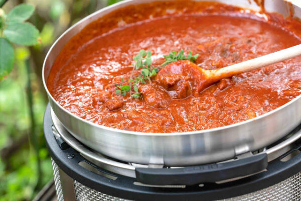 Goulash bereid tijdens het winterkamperen