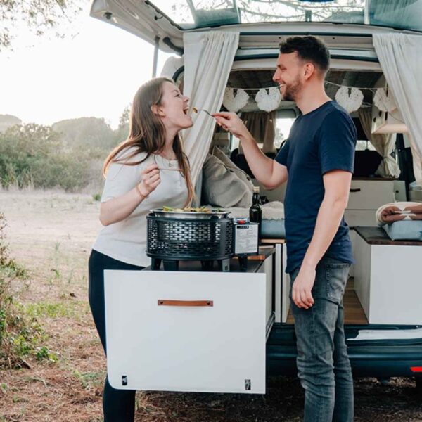 Stel dat samen kookt bij hun camper