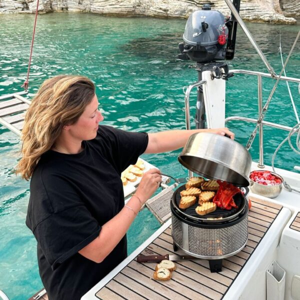 Vrouw die aan het barbecueën is op de boot
