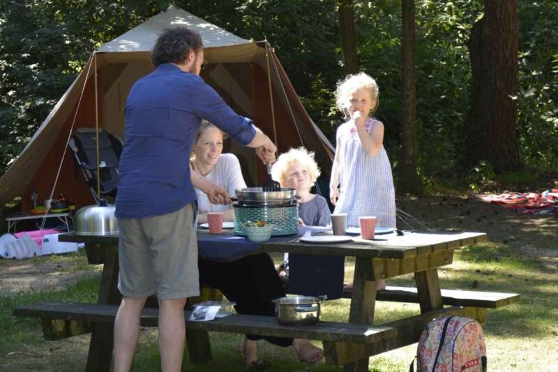 Familie met COBB Pro op de camping