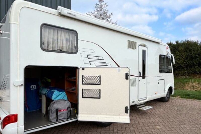 Witte camper met COBB in tas in garage