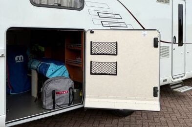 Witte camper met COBB in tas in garage