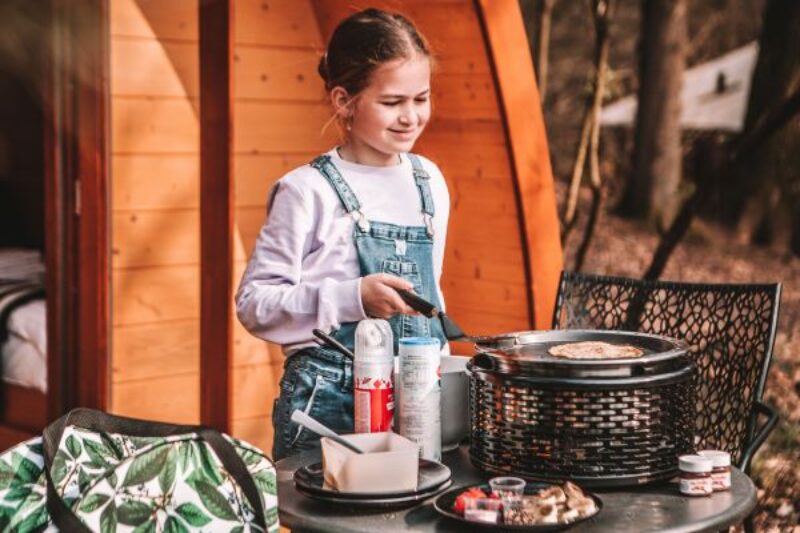 Kind bakt pannenkoeken op COBB barbecue