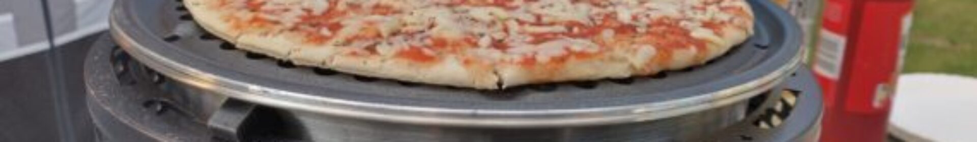 Pizza op COBB Pro Gas