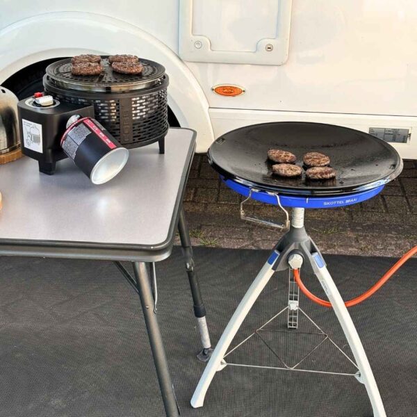 Skottelbraai en COBB BBQ met hamburgers