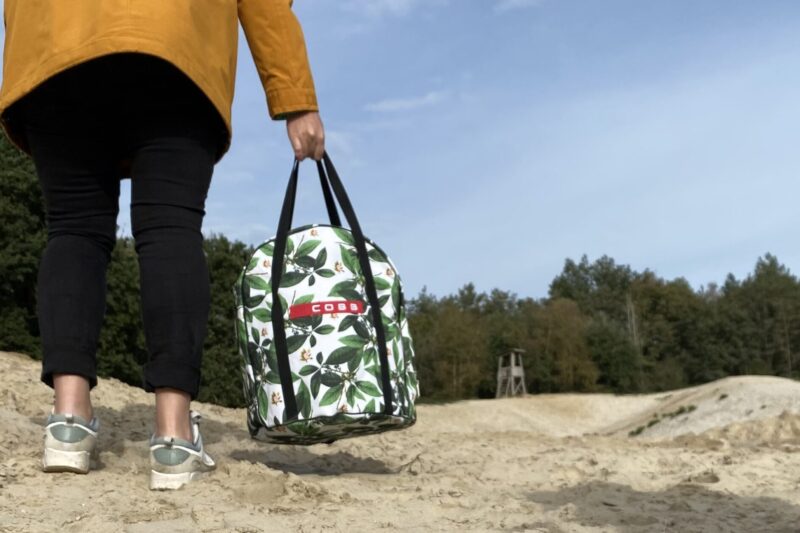 COBB XL draagtas op het strand